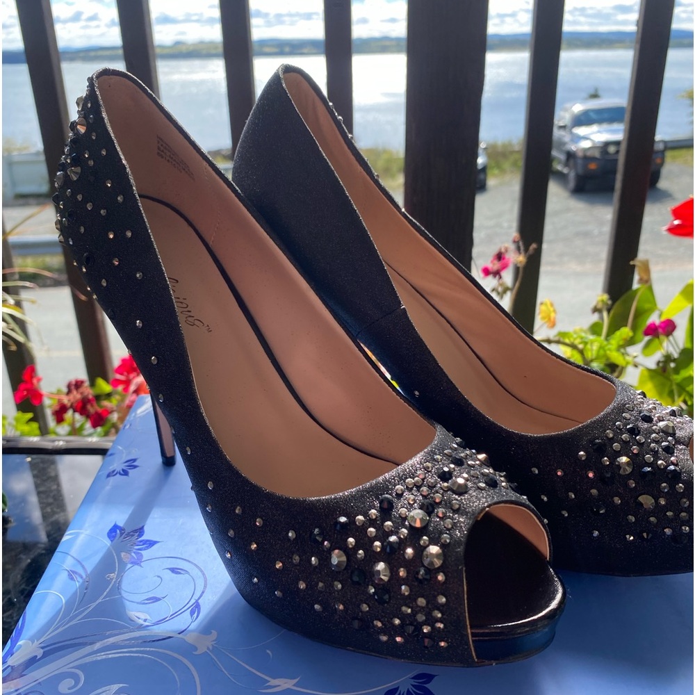 Fabulicious shoes size 11M to fabulous not to own.5 inch heel.